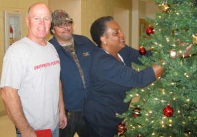 Holiday Decorations at Lake Tech 005 400x278 Friday Update 12/2/11